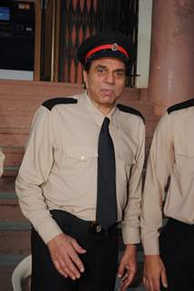 Dharmendra on the sets of their film Yamla Pagla Deewana at Filmcity, Mumba