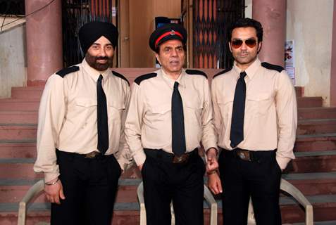 Dharmendra with Sunny and Bobby Deol at Yamla Pagla Deewana film on location at Film City