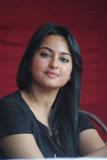 Sonakshi Sinha pay tribute to 26/11 martyrs