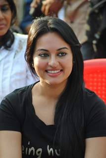 Sonakshi Sinha pay tribute to 26/11 martyrs