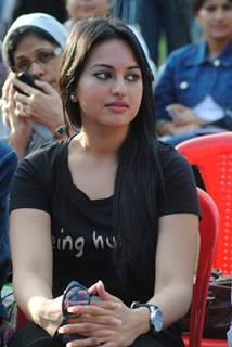 Sonakshi Sinha pay tribute to 26/11 martyrs