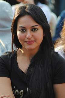 Sonakshi Sinha pay tribute to 26/11 martyrs