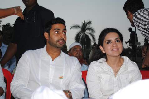 Abhishek Bachchan and Shaina NC pay tribute to 26/11 martyrs