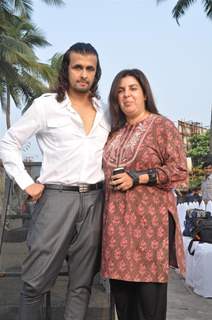 Farah Khan with Sonu Nigam at Film “TEES MAAR KHAN‘’ promotion Beach Party