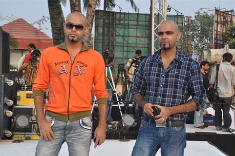 Rajeev and Raghu anchored the ‘Provogue Tees Maar Khan Beach Party’