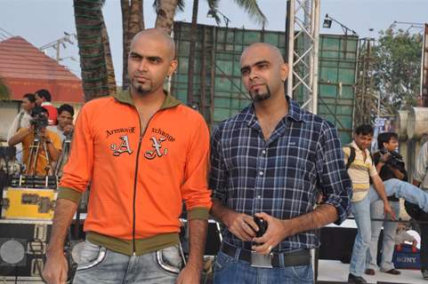 Rajeev and Raghu anchored the ‘Provogue Tees Maar Khan Beach Party’