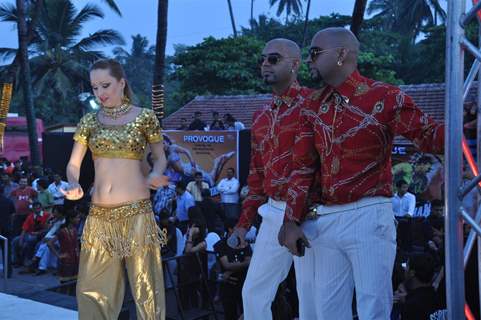 Rajeev and Raghu anchored the 'Provogue Tees Maar Khan promotion Beach Party'