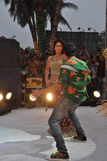 Katrina and Akshay danced on the song Sheila ki Jawaani at Film “TEES MAAR KHAN‘’ promotion Beach Pa