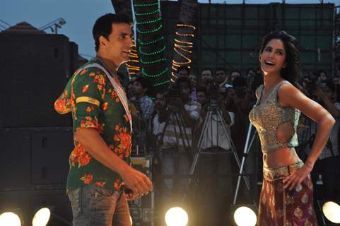 Akshay enjoying sheila’s Jawaani with Katrina at Film “TEES MAAR KHAN‘’ promotion Beach Party