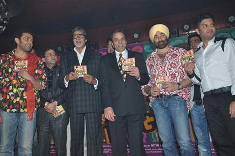 Cast with Amitabh Bachchan at Music release of 'Yamla Pagla Deewana'