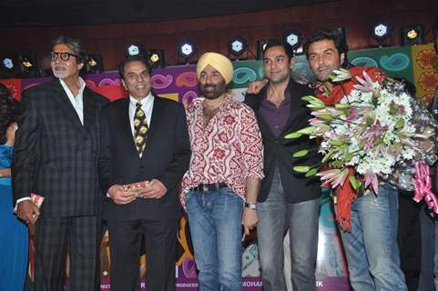 Cast with Amitabh Bachchan at Music release of 'Yamla Pagla Deewana'