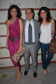 Shilpa and Shamita Shetty at Anmol Jewellers preview