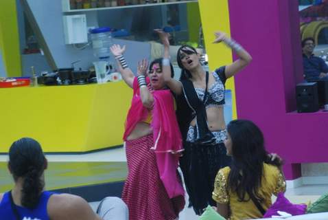 Bigg Boss -4 Contestants performing for Farah Khan in the house