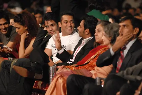 Salman Khan with Ajay Devgan at COLORS Umang 2011. .