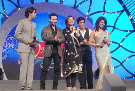 Manish Paul, Saif, Kareena, Shahrukh and Priyanak at COLORS Umang 2011. .