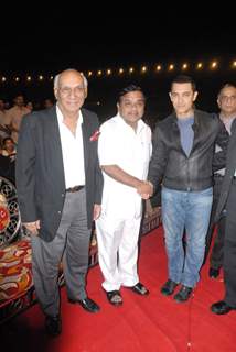 Aamir Khan with Yash Chopra and RR Patil at COLORS Umang 2011. .