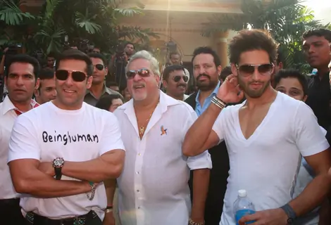 Dr.Vijay Mallaya along with Salman Khan, his son Siddharth and Models  at Kingfisher Calendar Launch 2011