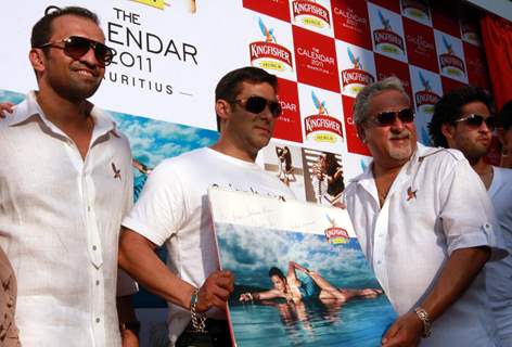 Dr.Vijay Mallaya along with Salman Khan, his son Siddharth and Models  at Kingfisher Calendar Launch 2011