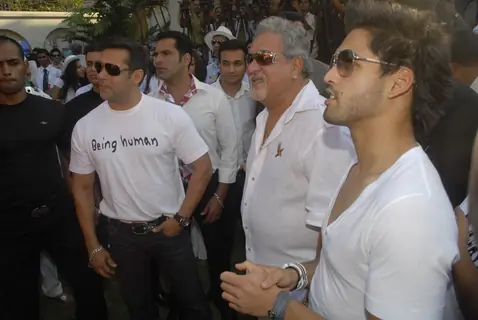 Dr.Vijay Mallaya along with Salman Khan, his son Siddharth and Models  at Kingfisher Calendar Launch 2011