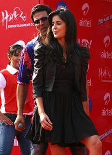 Akshay Kumar and Katrina Kaif dancing in public in New Delhi to promote their film &quot;Tees Maar Khan&quot;