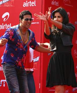 Akshay Kumar and Katrina Kaif dancing in public in New Delhi to promote their film &quot;Tees Maar Khan''