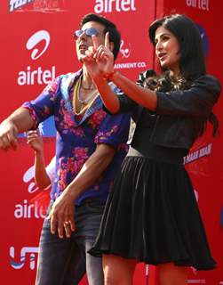 Akshay Kumar and Katrina Kaif dancing in public in New Delhi to promote their film &quot;Tees Maar Khan&quot;