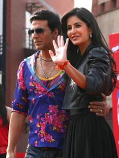 Akshay Kumar and Katrina Kaif dancing in public in New Delhi to promote their film &quot;Tees Maar Khan&quot;