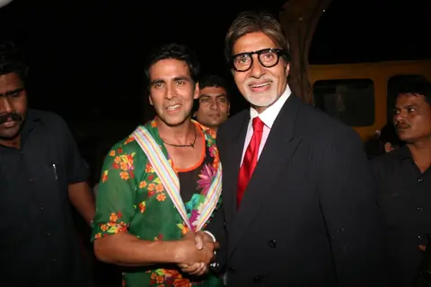 Akshay with Amitabh Bachchan at the Big Star Entertainment Awards held at Bhavans College Grounds