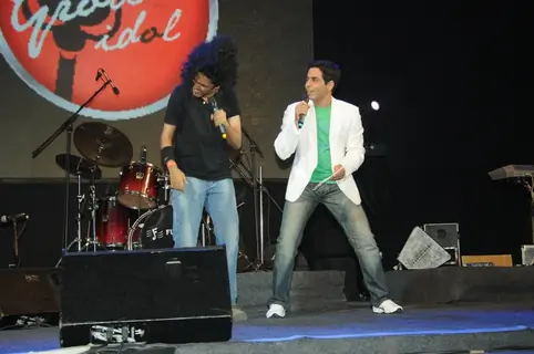 Aman Verma enjoying with one of the Growel Idol Contestant