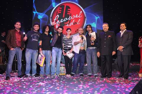 Vishal & Shekhar with the contestants and Mr. Umesh More & Niraj More