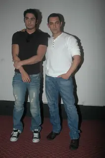 Aamir Khan and Prateik Babbar at the Unveiling of Dhobi Ghat's First Look, Andheri. .