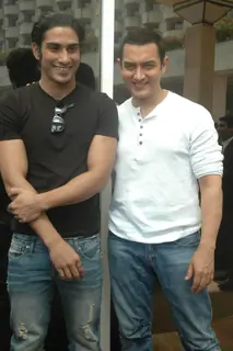 Aamir Khan and Prateik Babbar at the Unveiling of Dhobi Ghat's First Look, Andheri. .