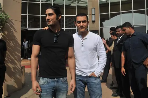 Aamir Khan and Prateik Babbar at the Unveiling of Dhobi Ghat's First Look, Andheri