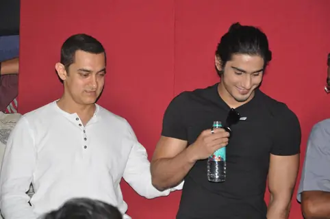 Aamir Khan and Prateik Babbar at the Unveiling of Dhobi Ghat's First Look, Andheri