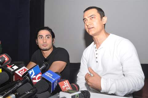 Aamir Khan and Prateik Babbar at the Unveiling of Dhobi Ghat's First Look, Andheri