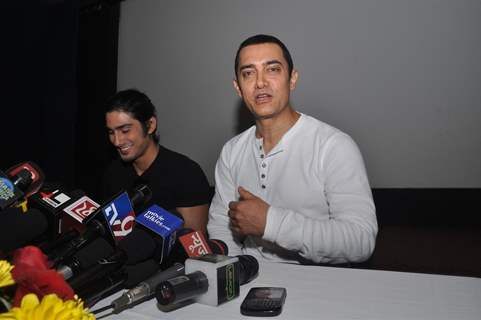 Aamir Khan and Prateik Babbar at the Unveiling of Dhobi Ghat's First Look, Andheri