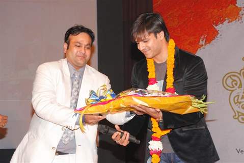 Vivek Oberoi with Aurogold pays tribute to terror attacks victims