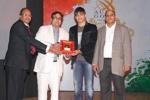 Vivek Oberoi with Aurogold pays tribute to terror attacks victims