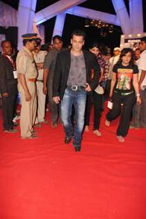 Salman Khan at 17th Annual Star Screen Awards 2011