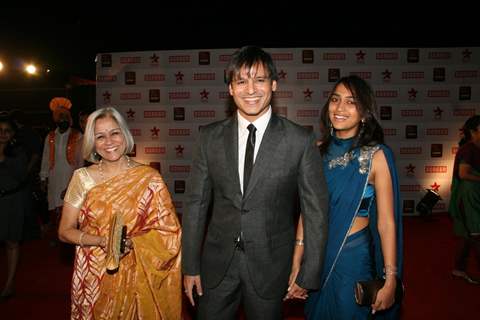 Vivek Oberoi with his wife and mom at 17th Annual Star Screen Awards 2011