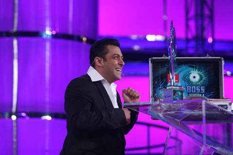 Salman Khan with prize money at Finale of Bigg Boss 4