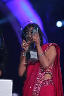 Shweta Tiwari with trophy in Finale of Bigg Boss 4