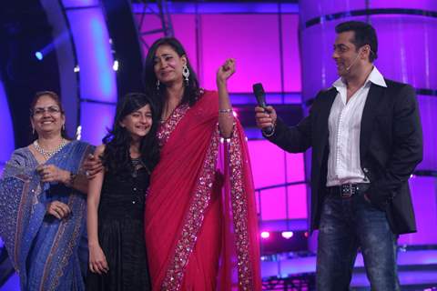 Shweta with her daughter and mother in Finale of Bigg Boss 4