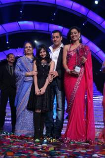 Shweta Tiwari and her Family with Salman Khan at Finale of Bigg Boss 4