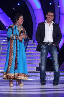 Salman Khan with Dolly Bindra at Finale of Bigg Boss 4