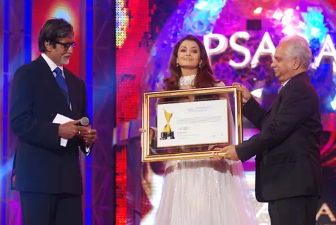 Amitabh Bachchan and Ramesh Sippy award Aishwariya Rai Bachchan at the 6th Apsara Awards
