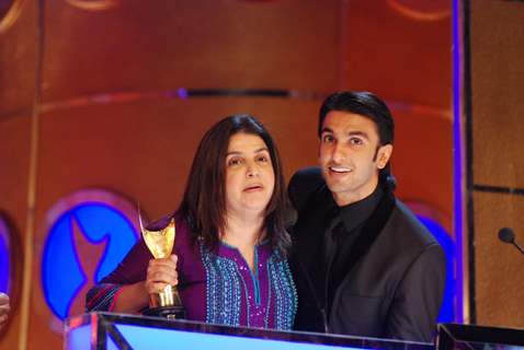 Farah Khan wins best choreographer award for Sheila Ki Jawani from Ranveer Singh at 6th Apsara Award