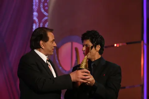 Shah Rukh Khan presents Dharmendra with Lifetime Achievement Award at the 6th Apsara Awards