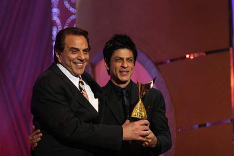 Shah Rukh Khan presents Dharmendra with Lifetime Achievement Award at the 6th Apsara Awards