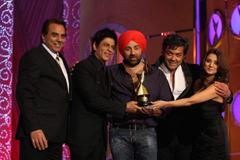 Dharmendra, Sunny, Bobby, Shahrukh and Kulraj at 6th Apsara Awards